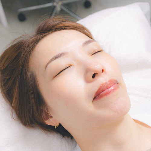 左右の生え際に入れていきます。